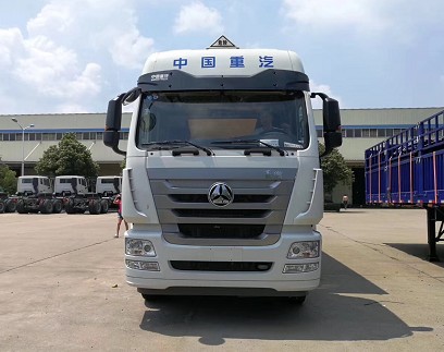 重汽豪瀚前四后六9.5米易燃液体厢式运输车