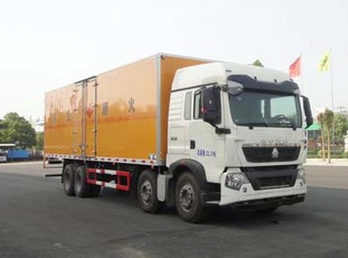 重汽豪沃前四后八9.4米易燃液体厢式运输车