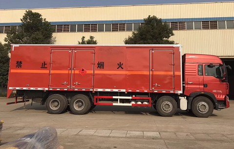 重汽豪沃前四后八9.4米易燃液体厢式运输车