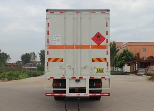 东风柳汽乘龙小三轴9.5米易燃液体厢式运输车