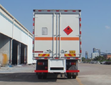 东风柳汽乘龙7.7米易燃液体厢式运输车
