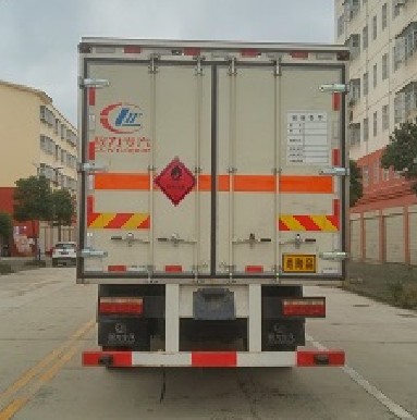 东风专用底盘6.1米易燃液体厢式运输车
