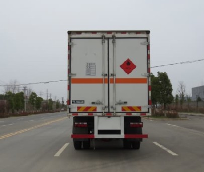 东风D9多利卡6.2米易燃液体厢式运输车
