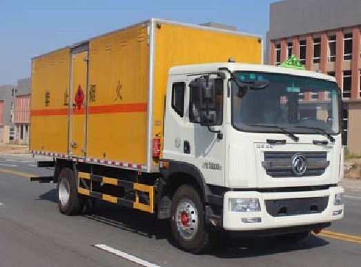 东风D9多利卡6.2米易燃液体厢式运输车