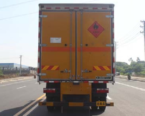 东风D9多利卡6.2米易燃液体厢式运输车