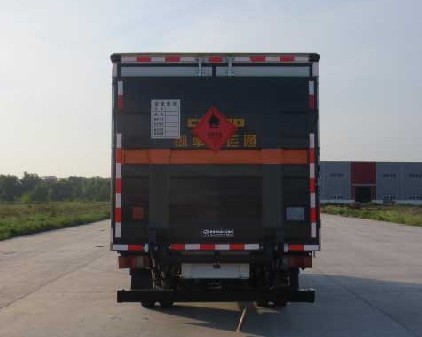 庆铃五十铃4.15米易燃液体厢式运输车