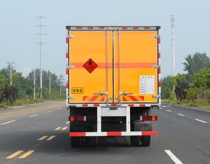 重汽斯太尔6.1米易燃液体厢式运输车