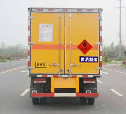 重汽王牌4.15米易燃液体厢式运输车