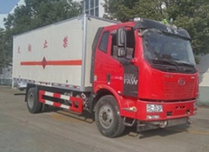 解放J6 6.2米易燃液体厢式运输车