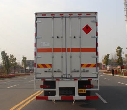 东风专用底盘小三轴9.5米易燃液体厢式运输车