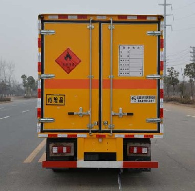 重汽王牌3.2米易燃液体厢式运输车
