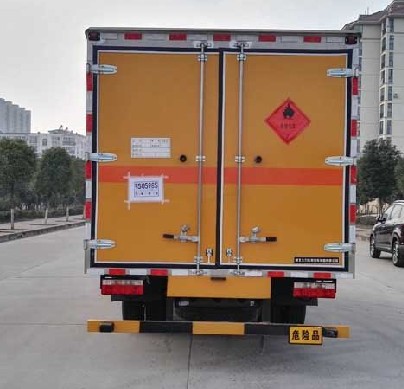 东风多利卡5.15米易燃气体厢式运输车