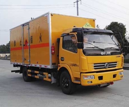 东风多利卡5.15米易燃气体厢式运输车