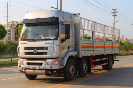 东风柳汽乘龙小三轴9.55米气瓶运输车