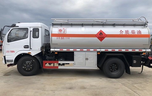 东风多利卡一排半驾驶室9.8方柴油介质运油车