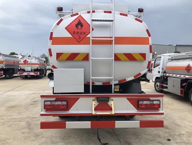 东风多利卡一排半驾驶室9.8方柴油介质运油车