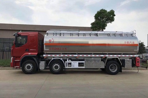 东风柳汽小三轴铝合金油罐车