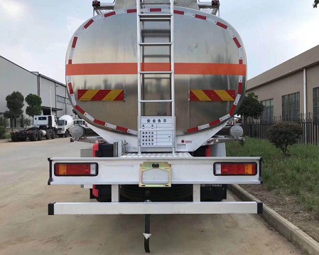 东风柳汽小三轴铝合金油罐车