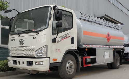 解放8吨加油车
