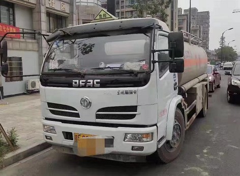 精品二手8吨油罐车图片