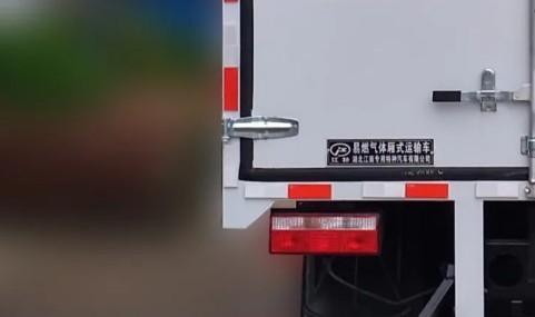 车门采用三元乙丙一次成型密封胶条进行密封
