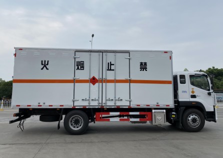 福田欧马可3类易燃液体6.8米危险品厢式运输车