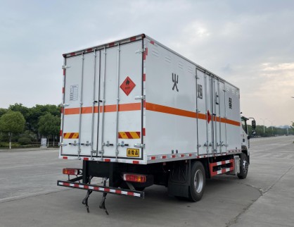 福田欧马可3类易燃液体6.8米危险品厢式运输车