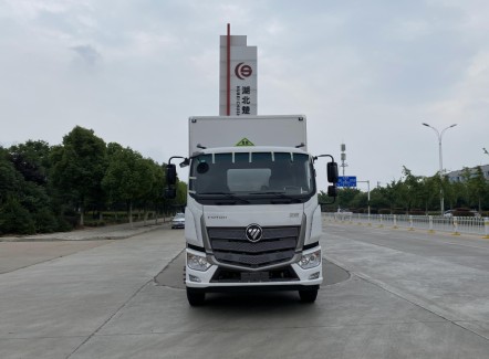 福田欧马可3类易燃液体6.8米危险品厢式运输车