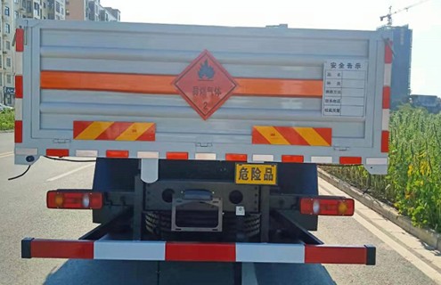 东风天锦小三轴（6x2）气瓶运输车