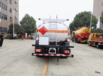 国六江淮骏铃9吨油罐车
