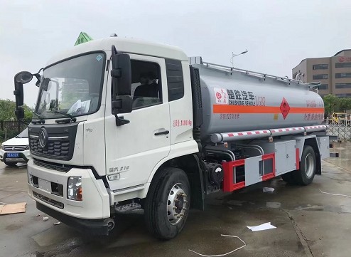 国六东风天锦油罐车（碳钢罐体）