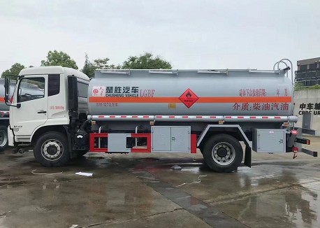 国六东风天锦油罐车（碳钢罐体）