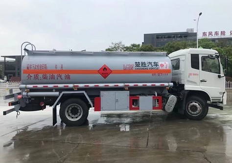 国六东风天锦油罐车（碳钢罐体）
