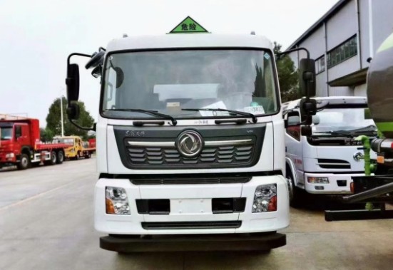 国六东风天锦小三轴油罐车_国六东风天锦前四后四油罐车