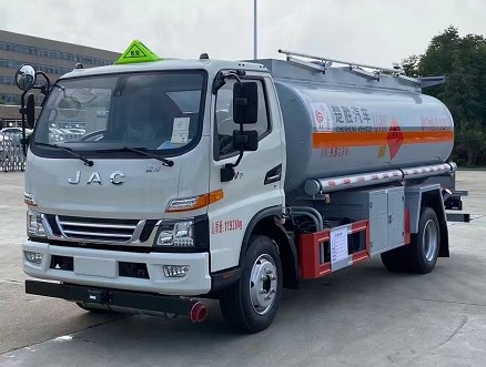 国六江淮骏铃8吨油罐车