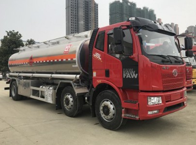 力神牌解放J6前四后四铝合金油罐车