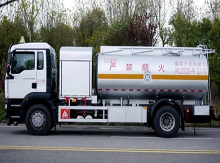 重汽汕德卡飞机加油车