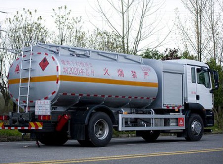 重汽汕德卡飞机加油车