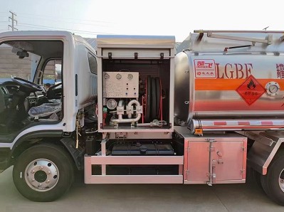 国六东风多利卡飞机加油车