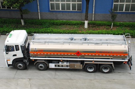 国六东风天龙25.6方双仓油罐车