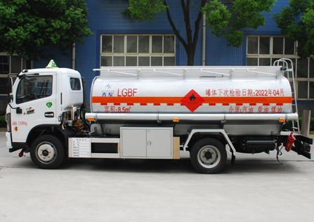 国六东风多利卡8.5方油罐车