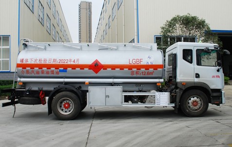 国六12.6方东风多利卡D9加油车