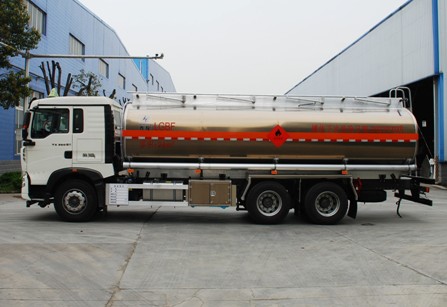 国六重汽豪沃24方运油车