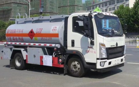 国六重汽豪沃5吨油罐车图片