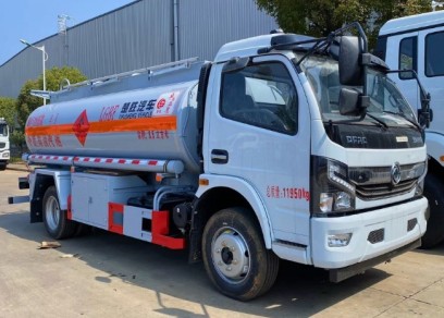 国六东风8吨油罐车