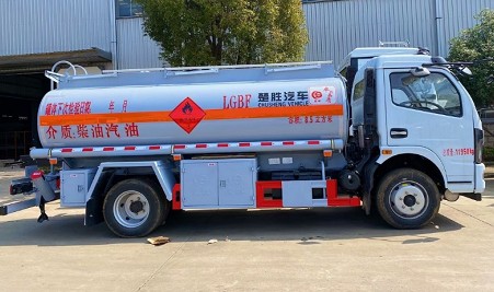 国六东风8吨油罐车
