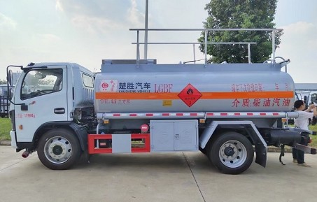 国六东风8吨油罐车
