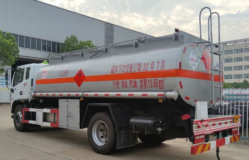 国六东风多利卡D8加油车