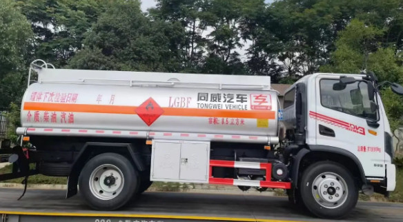 东风华神新款（DV3）8吨油罐车
