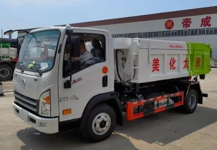 成都大运奥普力蓝牌勾臂垃圾车